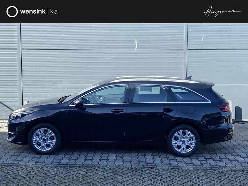 Zwart Nieuw 2024 Kia Ceed Sportswagon Comfort Stationwagen | € 28.672 (Eerlijke prijs) - Afbeelding 1/4