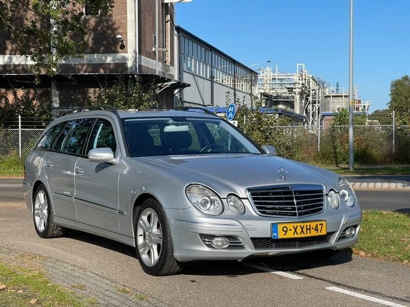 Grijs, metallic lak Gebruikt 2007 Mercedes E200 Avantgarde Stationwagen | € 6.885 (Eerlijke prijs) - Afbeelding 1/4