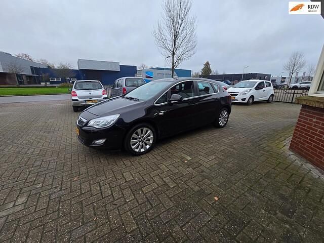 Zwart Gebruikt 2010 Opel Astra Cosmo Hatchback | € 3.000 (Goede deal) - Afbeelding 1/4