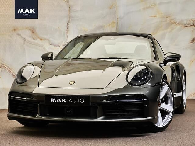 Groen Nieuw 2025 Porsche 911 Coupé | € 359.950 - Afbeelding 1/4