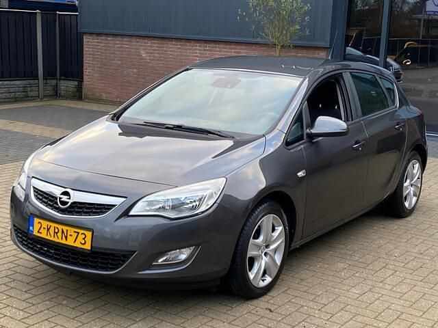 Grijs (metallic) Occasion 2011 Opel Astra Edition Hatchback | € 2.749 (Eerlijke prijs) - Afbeelding 1/4