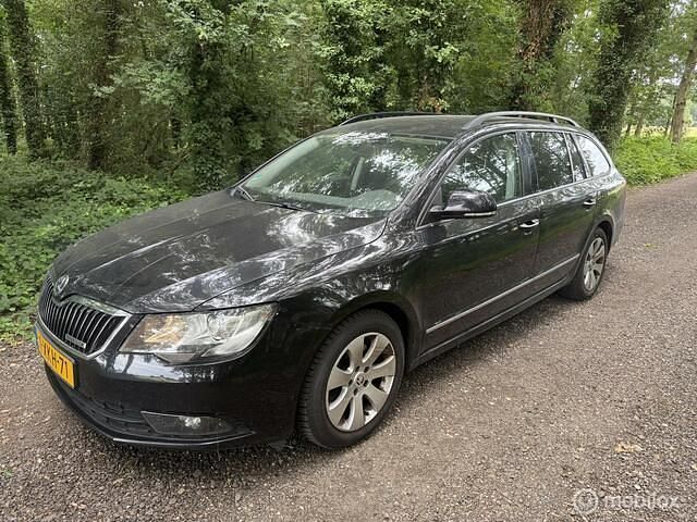 Zwart Gebruikt 2014 Skoda Superb Stationwagen | € 3.850 - Afbeelding 1/4