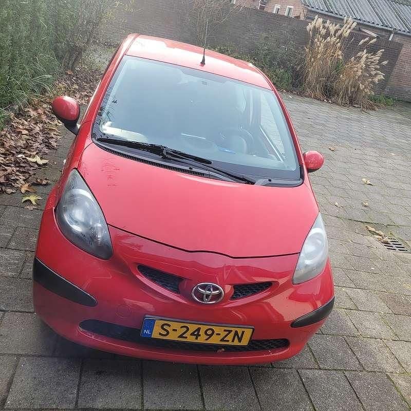 Occasion Toyota Aygo 68 PK (50 kW) 2009 Rood Hatchback
