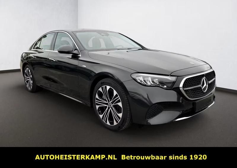 Grijs (metallic) Gebruikt 2025 Mercedes E300 Avantgarde Sedan | € 62.950 (Eerlijke prijs) - Afbeelding 1/4