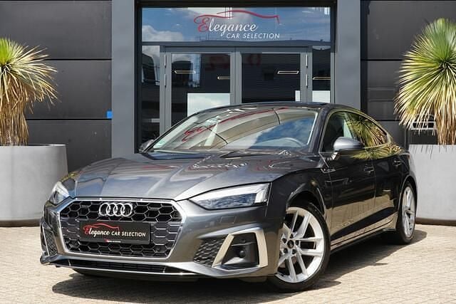 Grijs, metallic lak Gebruikt 2024 Audi A5 Sportback S-Line Hatchback | € 38.950 (Eerlijke prijs) - Afbeelding 1/4