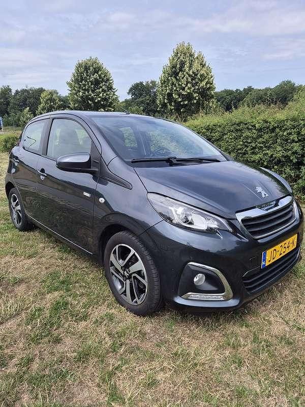 Grijs Gebruikt 2016 Peugeot 108 Envy Hatchback | € 5.900 (Eerlijke prijs) - Afbeelding 1/4