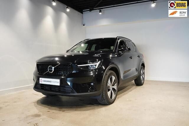 Zwart Occasion 2022 Volvo XC40 Plus SUV | € 32.495 (Eerlijke prijs) - Afbeelding 1/4