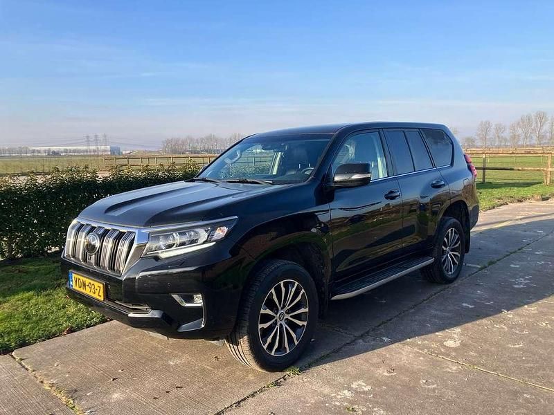 Zwart Gebruikt 2019 Toyota Land Cruiser Van | € 40.130 (Eerlijke prijs) - Afbeelding 1/4