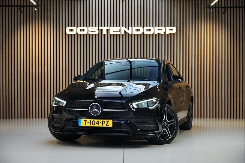 Zwart (metallic) Occasion 2021 Mercedes CLA250e AMG Sedan | € 26.900 (Goede deal) - Afbeelding 1/4
