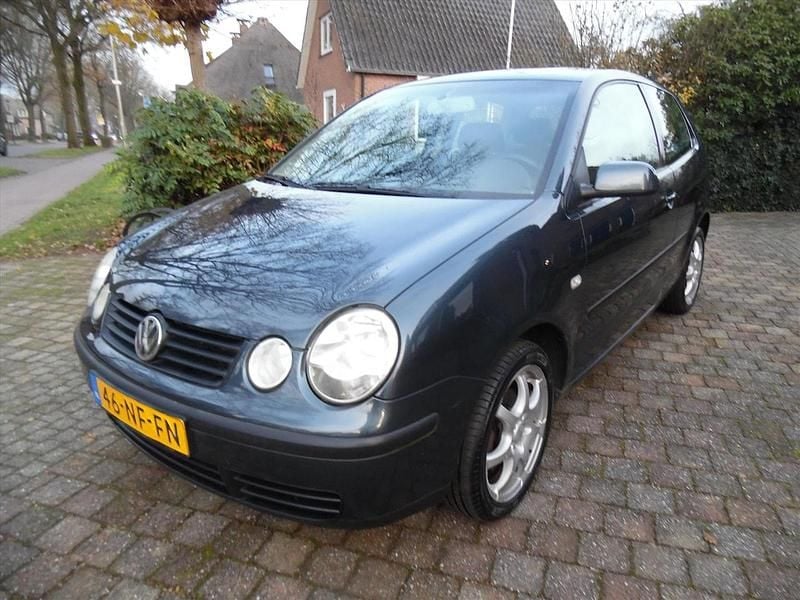 Blauw (metallic) Occasion 2003 VW Polo Sportline Hatchback | € 1.699 (Eerlijke prijs) - Afbeelding 1/4