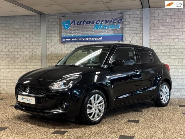 Zwart, metallic lak Gebruikt 2020 Suzuki Swift Hatchback | € 17.500 (Eerlijke prijs) - Afbeelding 1/4