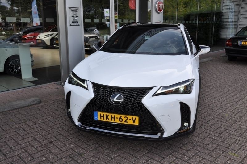 Wit Gebruikt 2023 Lexus UX 300e Sport Design Packet SUV | € 36.950 - Afbeelding 1/4