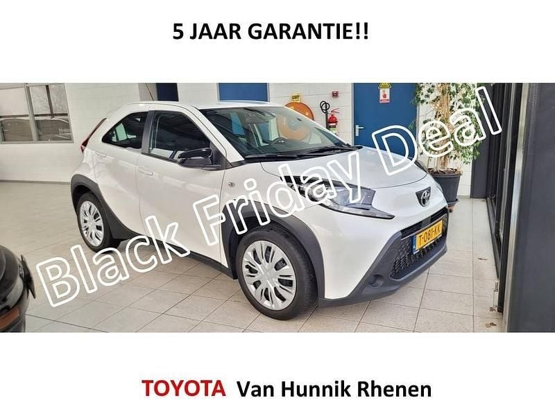 Wit Gebruikt 2023 Toyota Aygo Play Hatchback | € 17.499 (Goede deal) - Afbeelding 1/4