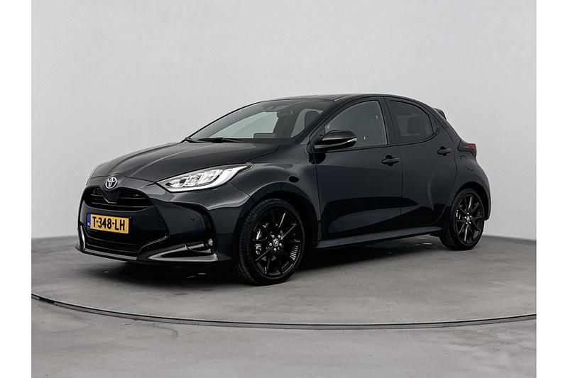 Zwart Gebruikt 2023 Toyota Yaris Hybrid Executive Hatchback | € 26.945 (Duur) - Afbeelding 1/1