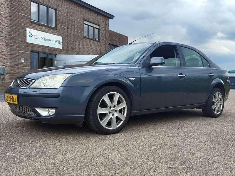 Grijs Gebruikt 2005 Ford Mondeo Platinum Hatchback | € 1.795 (Eerlijke prijs) - Afbeelding 1/4