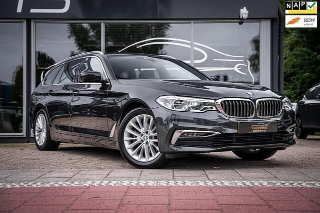 Grijs Gebruikt 2020 BMW 520 Executive Stationwagen | € 31.950 (Eerlijke prijs) - Afbeelding 1/4