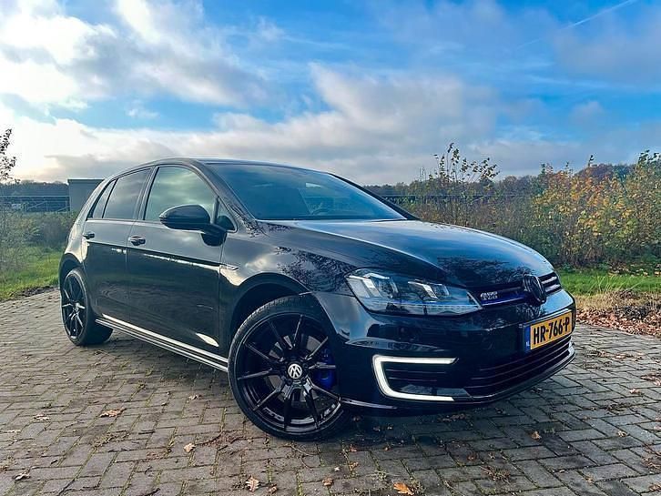 Occasion 2015 VW e-Golf GTE Hatchback | € 10.400 (Goede deal) - Afbeelding 1/4