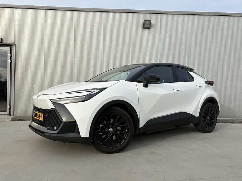 Wit Gebruikt 2024 Toyota C-HR+ Plus SUV | € 39.999 - Afbeelding 1/4