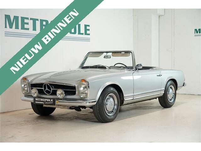 Grijs Gebruikt 1966 Mercedes 230 | € 72.500 - Afbeelding 1/4