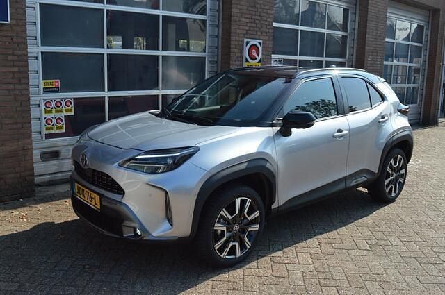 Grijs Gebruikt 2024 Toyota Yaris MPV | € 29.350 (Eerlijke prijs) - Afbeelding 1/4