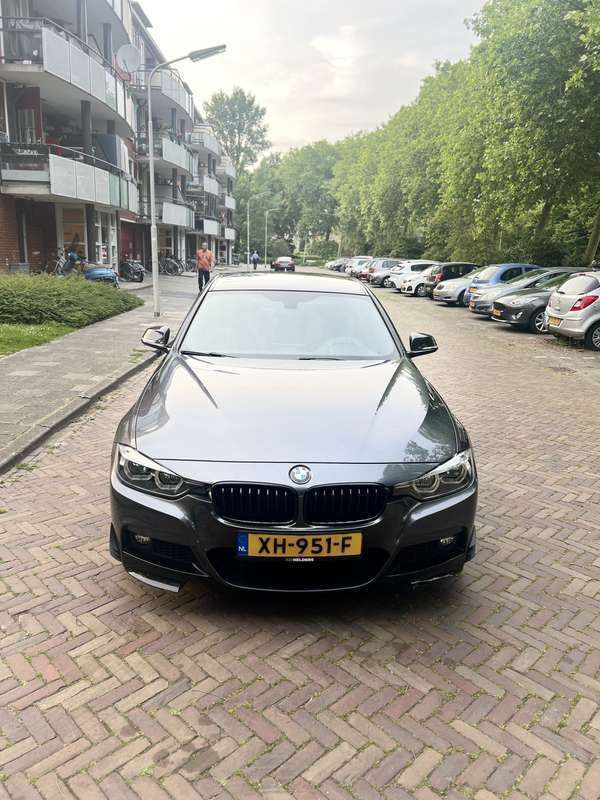 Grijs Gebruikt 2019 BMW 318 Sedan | € 22.999 (Duur) - Afbeelding 1/4