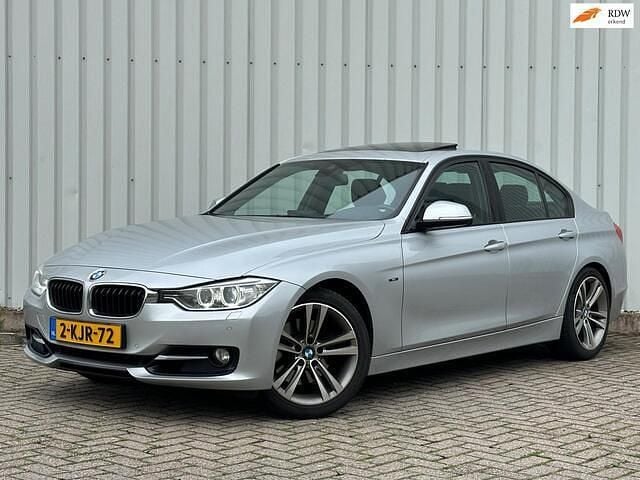 Grijs Gebruikt 2012 BMW 328 Executive Sedan | € 14.945 (Eerlijke prijs) - Afbeelding 1/4