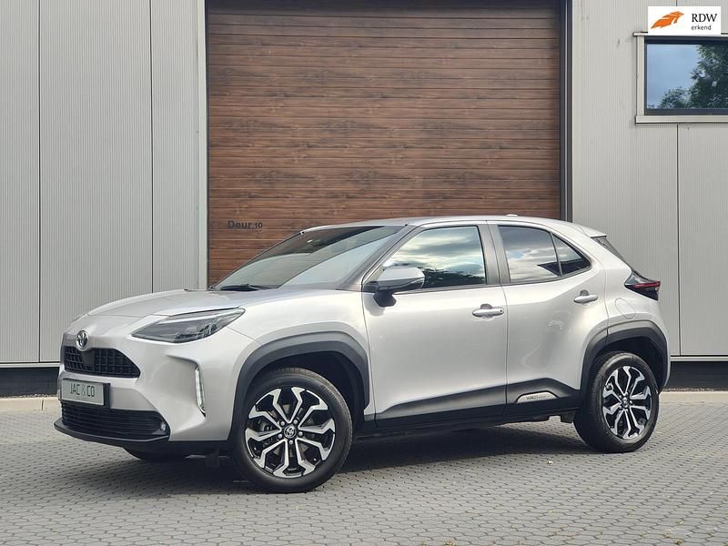 Zilver, metallic lak Gebruikt 2021 Toyota Yaris Cross Edition SUV | € 24.650 (Eerlijke prijs) - Afbeelding 1/4