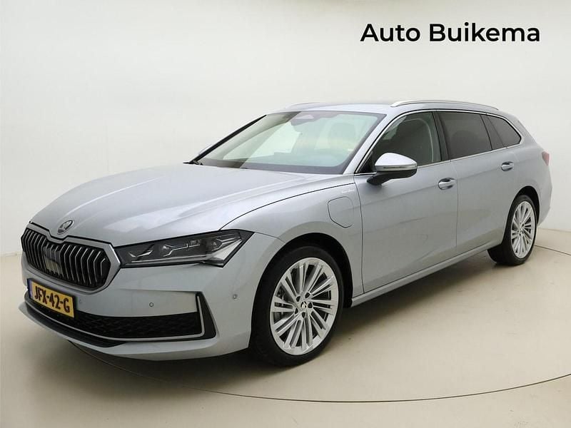 Occasion Skoda Superb LAURIN & KLEMENT 204 PK (150 kW) 2025 Grijs Stationwagen
