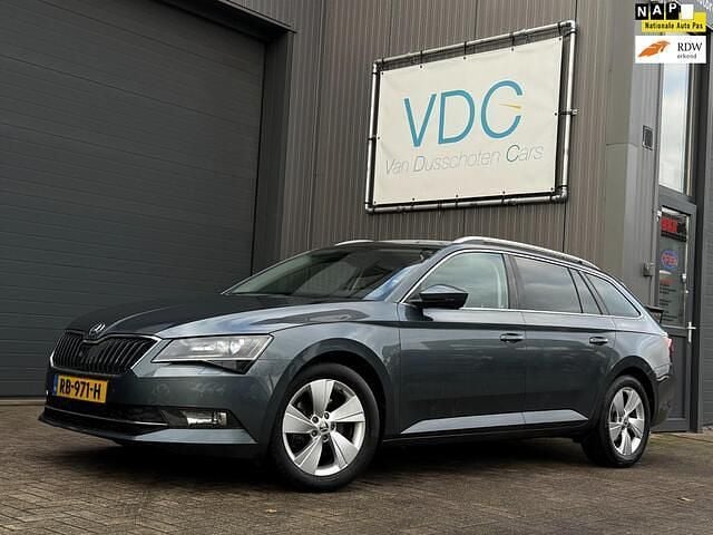 Grijs Gebruikt 2017 Skoda Superb Business Line Stationwagen | € 14.900 (Eerlijke prijs) - Afbeelding 1/3