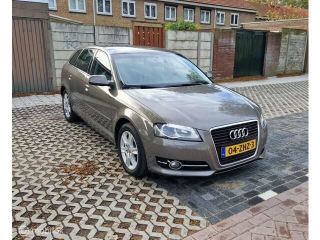Grijs Gebruikt 2012 Audi A3 Sportback Attraction Hatchback | € 7.999 (Eerlijke prijs) - Afbeelding 1/4