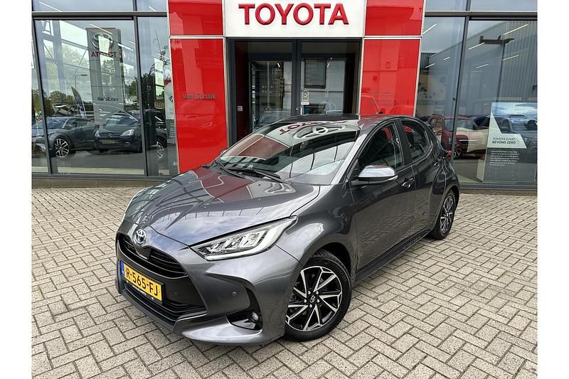 Grijs Occasion 2022 Toyota Yaris Hybrid Hatchback | € 22.740 (Eerlijke prijs) - Afbeelding 1/1