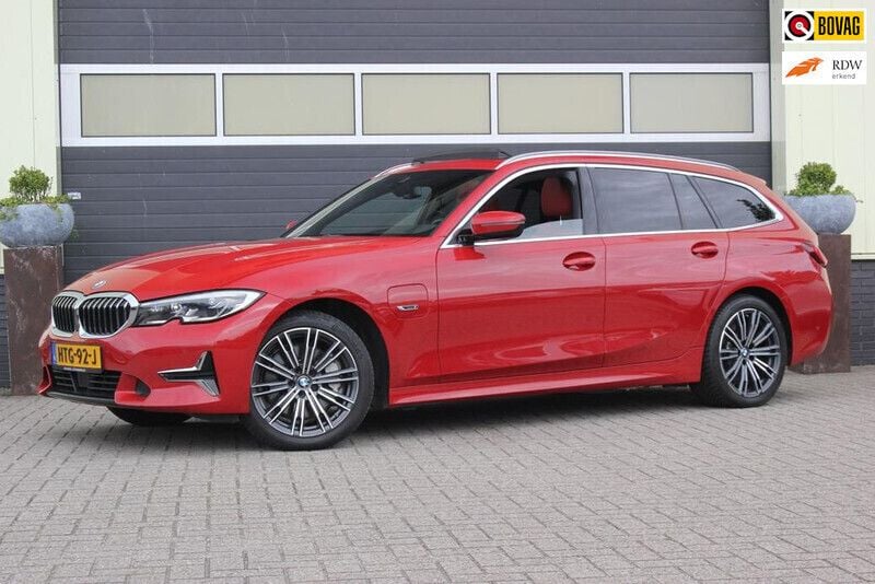 Rood Gebruikt 2022 BMW 330e Luxury Line Stationwagen | € 29.900 - Afbeelding 1/4