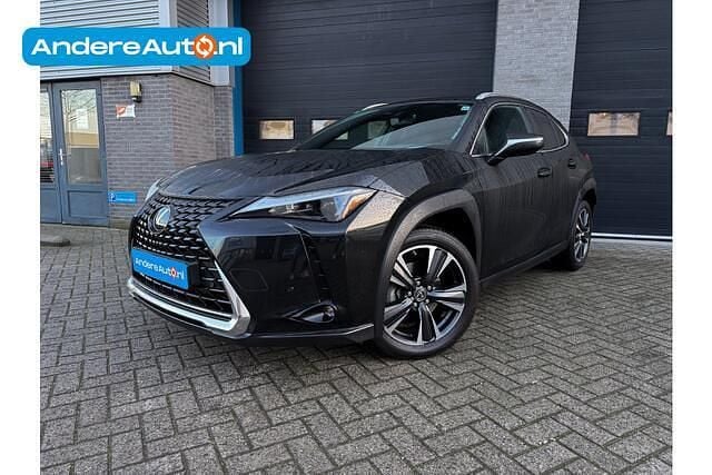 Zwart (metallic) Occasion 2023 Lexus UX 250h SUV | € 34.995 (Eerlijke prijs) - Afbeelding 1/3