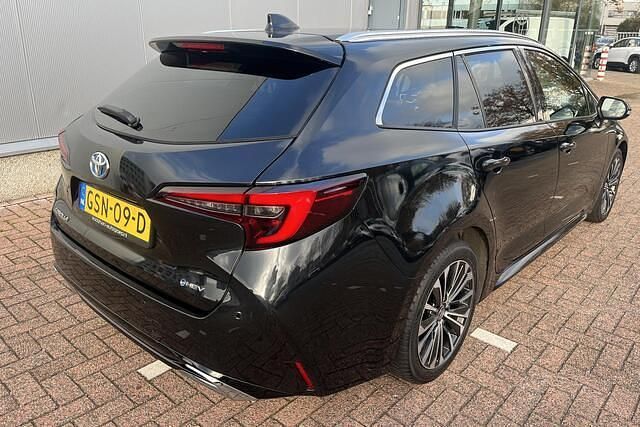 Zwart Gebruikt 2024 Toyota Corolla Play Stationwagen | € 30.800 - Afbeelding 1/4