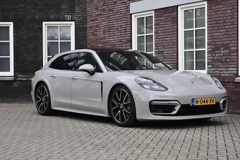 Grijs Occasion 2022 Porsche Panamera Stationwagen | € 73.400 (Goede deal) - Afbeelding 1/4
