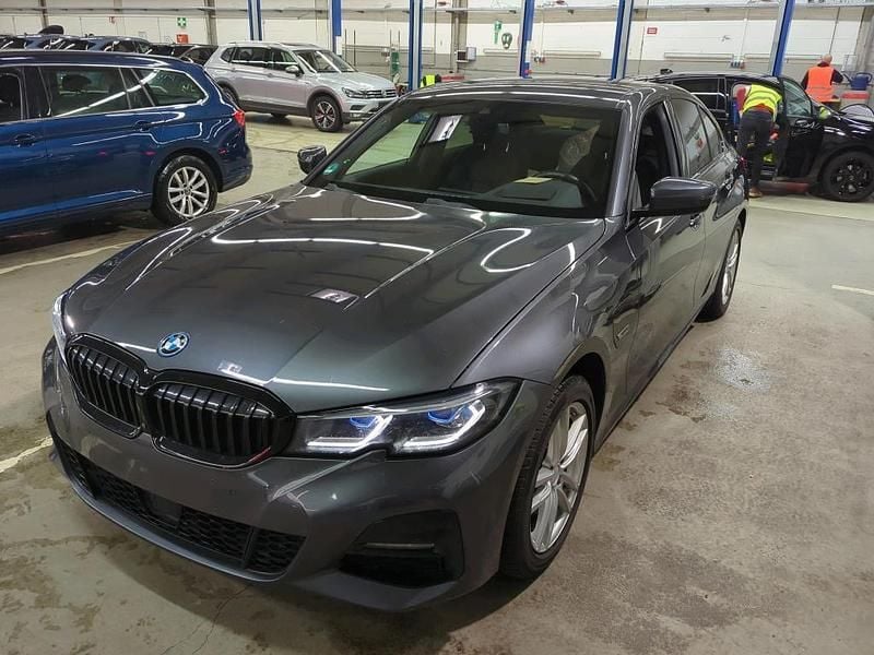 Grijs (metallic) Gebruikt 2021 BMW 330e M Sport Sedan | € 31.000 (Super prijs) - Afbeelding 1/4