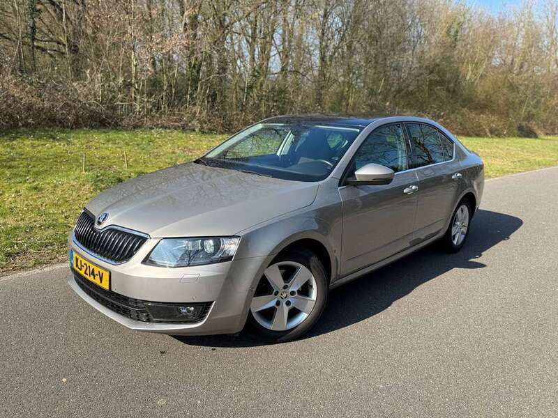 Beige Gebruikt 2016 Skoda Octavia Business Line Sedan | € 9.750 (Goede deal) - Afbeelding 1/4