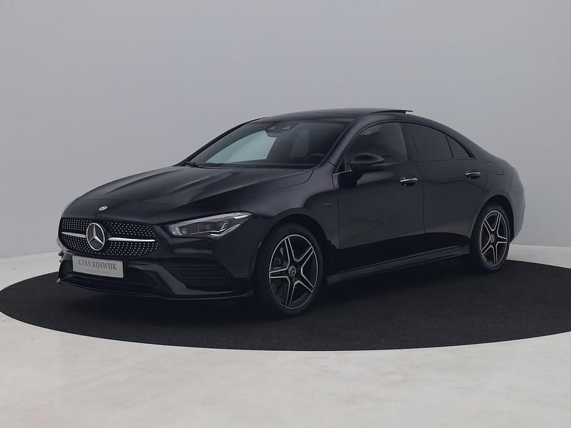 Zwart Gebruikt 2021 Mercedes CLA250e Business Sedan | € 36.750 (Eerlijke prijs) - Afbeelding 1/4