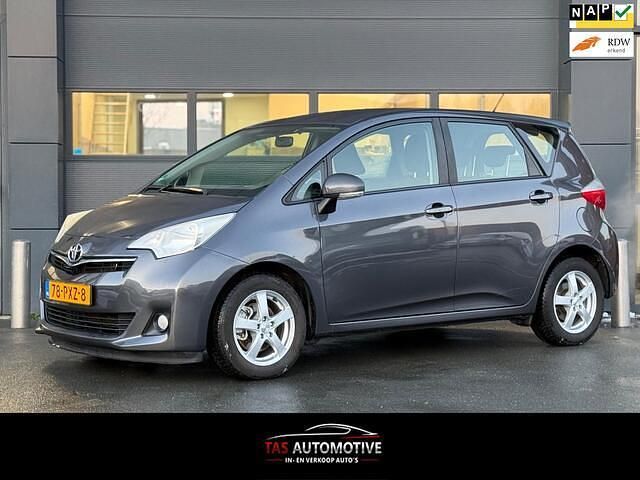 Grijs (metallic) Occasion 2011 Toyota Verso-S MPV | € 9.950 (Eerlijke prijs) - Afbeelding 1/4