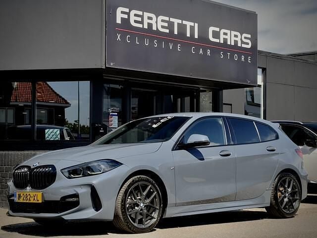 Grijs Gebruikt 2021 BMW 118 M Sport Hatchback | € 26.900 (Duur) - Afbeelding 1/4