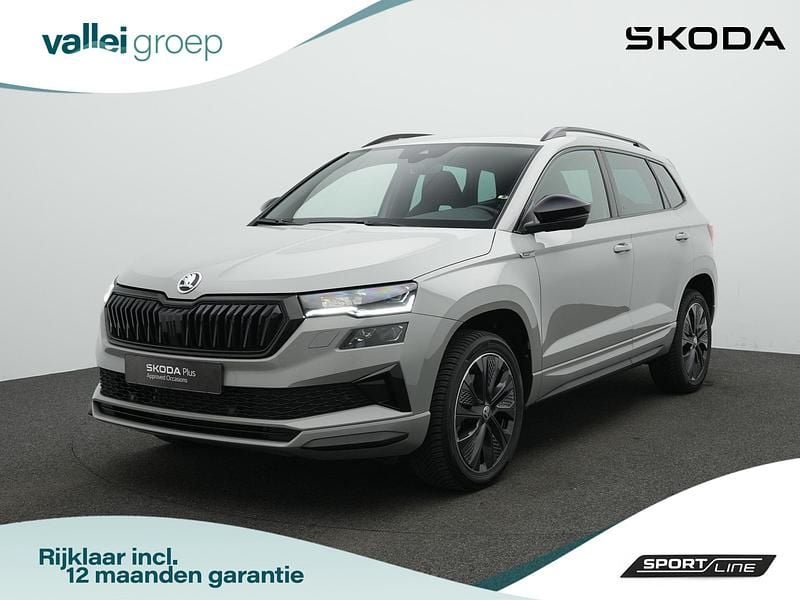 Grijs Occasion 2024 Skoda Karoq SportLine SUV | € 37.400 (Eerlijke prijs) - Afbeelding 1/4