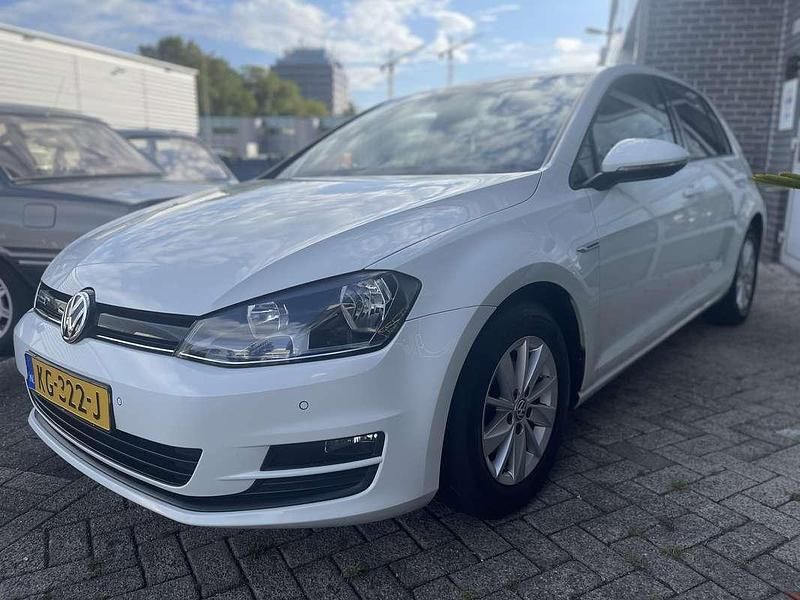 Wit Gebruikt 2016 VW Golf Trendline Sedan | € 6.850 (Goede deal) - Afbeelding 1/4