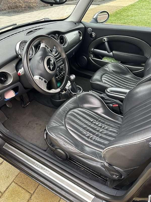 Zwart Occasion 2006 Mini Cooper Hatchback | € 2.500 (Eerlijke prijs) - Afbeelding 1/4