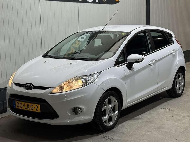 Wit Occasion 2010 Ford Fiesta Titanium Hatchback | € 2.699 (Eerlijke prijs) - Afbeelding 1/4