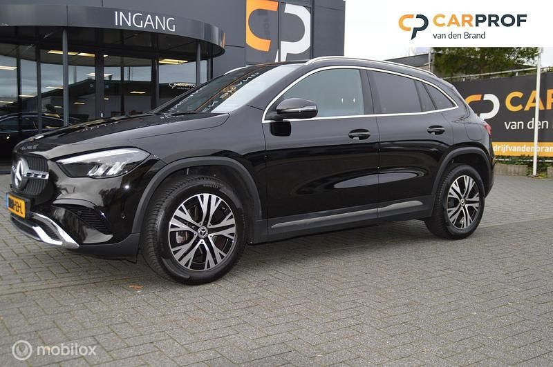 Zwart Occasion 2024 Mercedes GLA180 AMG line Plus SUV | € 42.950 (Super prijs) - Afbeelding 1/4