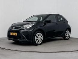 Zwart metallic Gebruikt 2023 Toyota Aygo Play Hatchback | € 14.245 (Eerlijke prijs) - Afbeelding 1/3