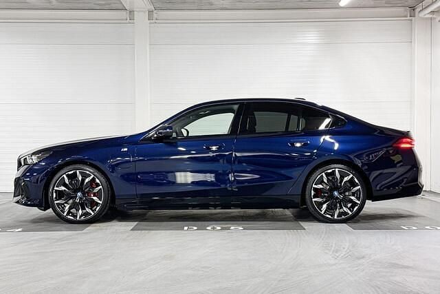 Occasion BMW 550e M Sport 489 PK (359 kW) 2025 Tansanitblau (donker blauw) Sedan
