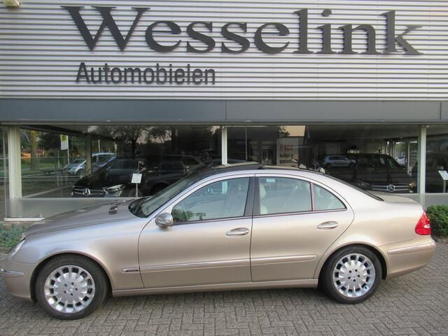 Beige, metallic lak Gebruikt 2002 Mercedes E500 Elegance Sedan | € 13.500 (Eerlijke prijs) - Afbeelding 1/4