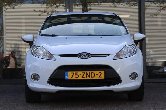 Wit Gebruikt 2013 Ford Fiesta Titanium Hatchback | € 6.745 (Eerlijke prijs) - Afbeelding 1/4
