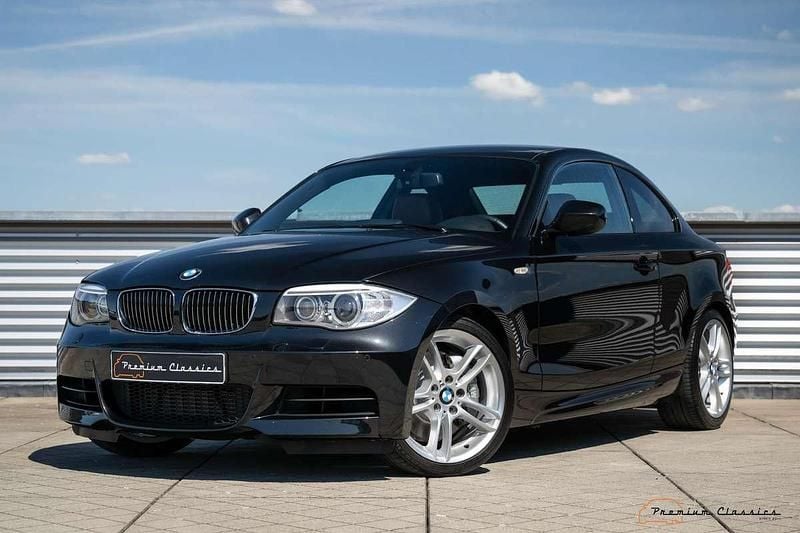 Zwart, metallic lak Gebruikt 2012 BMW 135 Coupé Executive Coupé | € 29.950 - Afbeelding 1/4
